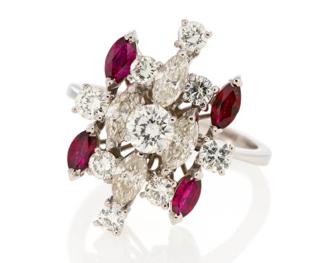   DIAMANT-RUBIN-RING. DIAMANT-RUBIN-RING.    750/- Weißgold, Punze, Gesamtgewicht: ca. 5,1 g. EU-RM: 52,5. 9 Brillanten zus. 