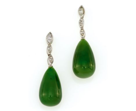   JADE-DIAMANT-OHRGEHÄNGE. JADE-DIAMANT-OHRGEHÄNGE.  Um 2000.   750/- Weißgold, getestet, Gesamtgewicht: ca. 13,5 g. Länge 4,