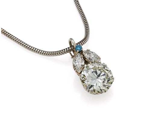   DIAMANT-ANHÄNGER. DIAMANT-ANHÄNGER.  Deutschland. Um 1970.   750/- Weißgold, Punze, Gesamtgewicht: ca. 2,5 g. 2,7 x 1,2 cm.