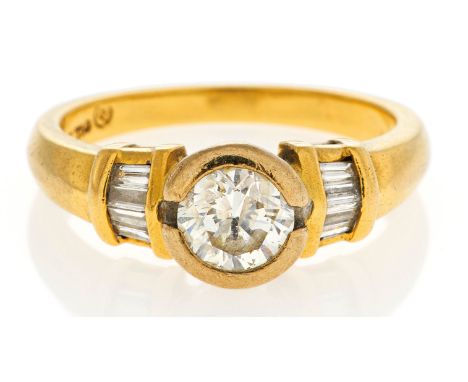   DIAMANT-RING. DIAMANT-RING.  Deutschland.   750/- Gelbgold, Punze, Gesamtgewicht: ca. 6,4 g. EU-RM: 56. 1 Brillant ca. 0,8 
