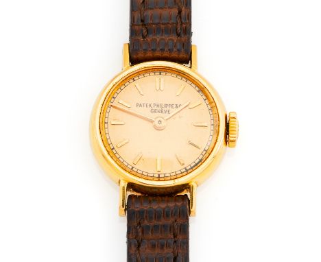   PATEK PHILIPPE PATEK PHILIPPE  Schweiz. Um 1950.   Handaufzug. 750/- Gelbgold, braunes Lederband und Orig.-Dornschließe, Zf