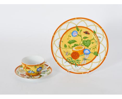   HERMÈS HERMÈS  La Siesta Hermès. Frankreich.   Gelbe Teetasse mit Untertasse und Frühstücksteller, Ø ca. 23,0 cm. Orig.-Box