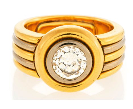   SOLITAIRE-RING. SOLITAIRE-RING.  Deutschland.   750/- Gelb- und Weißgold, Punze, Gesamtgewicht: ca. 17,0 g. EU-RM: 49. 1 Br