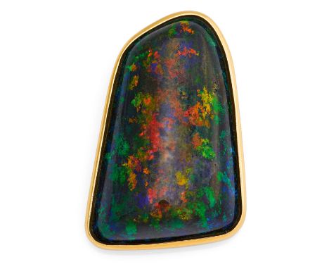   OPAL-ANHÄNGER. OPAL-ANHÄNGER.    585/- Gelbgold, Punze, Gesamtgewicht: ca. 19,5 g. 4,1 x 2,8 cm. 1 annähernd viereckiger Ma