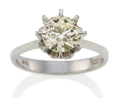   SOLITAIRE-RING. SOLITAIRE-RING.  Deutschland. Um 1980/90.   585/- Weißgold, Punze, Gesamtgewicht: ca. 3,7 g. EU-RM: 56,5. 1