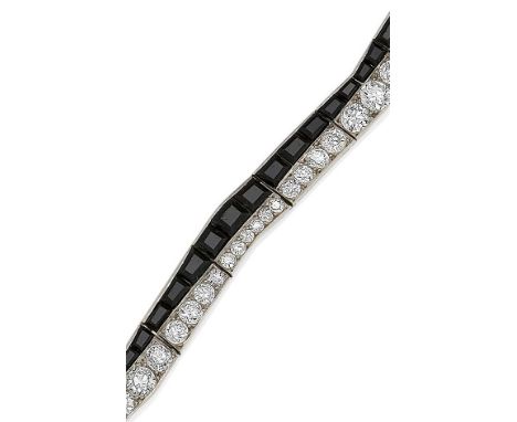   CARTIER CARTIER  Frankreich. Um 1930.   Platin, getestet, Gesamtgewicht: ca. 18,5 g. Länge 18,0 cm. 36 Altschliff-Diamanten