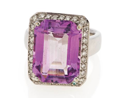  AMETHYST-DIAMANT-RING. AMETHYST-DIAMANT-RING.    750/- Weißgold, Punze, Gesamtgewicht: ca. 14,6 g. EU-RM: 52. 32 Brillanten