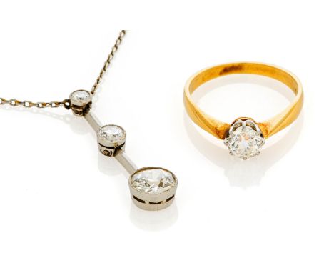   DIAMANT-SET: ANHÄNGERKETTE UND RING. DIAMANT-SET: ANHÄNGERKETTE UND RING.    Ring: 585/- Gelbgold, Anhängerkette: Platin, g