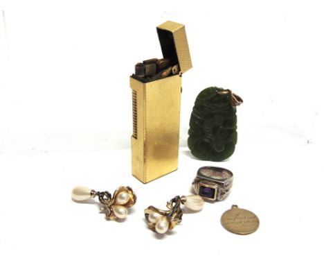 A 9 CARAT GOLD NAME TAG  39 gross; a carved jade pendant; an amethyst set ring; a pair of costume jewellery earclips; and a D