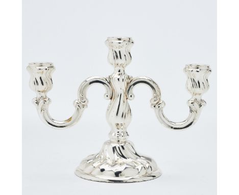 3flg. Tafelleuchter im Barock-StilEmile Hermann/Waldstetten. 925er Silber. Punzen: Herst.-Marke, 925, Halbmond/Krone. 19 x 26