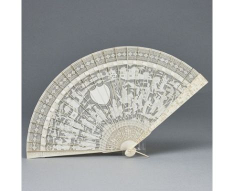 Filigraner ElfenbeinfächerChina, um 1900. Elfenbein, Deckfächerblatt, Rückseite und sämtl. Blätter des Faltfächers mit filigr