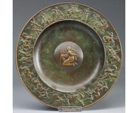 Bronzeteller mit Amazonenschlacht im Relief.20. Jh. Bronze. Unidentifizierte Signatur: "R K 47". - Rückseitig erhaben mitgego