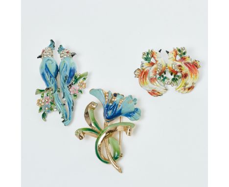 CORO - Vintage - Nymphensittich-Duette-Broschen und eine Blütenbrosche mit EmailleCoro Jewelry, Cohn &amp; Rosenberger, New Y