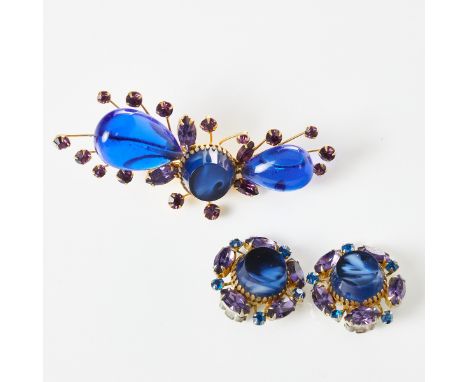 HATTIE CARNEGIE - Vintage Brosche mit Ohrclibs (2 Teile)Hattie Carnegie, USA; um 1970. Metall, Goldfarben. Blaue und Lilafarb