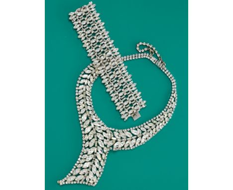 Vintage Collier und Armband in Strass (2 Stück)wohl Albert Weiss, New York, USA. Um 1970-1990. Metall, Silberfarben. Strass. 