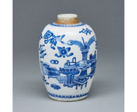 Blau bemalte BalustervaseChina, wohl Kangxi-Periode 1661-1722. Keramik. H. 17,8 cm, B. ca. 13 cm, D. der Öffnung ca. 3,5 cm. 