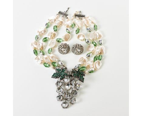VRBA - riesige Vintage Weintrabenbrosche mit grünem und weißem Strass mit Ohrclips (3Teile) Lawrence VRBA, USA; um 1970. Meta