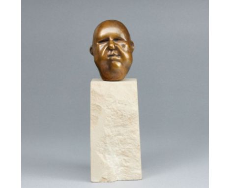 Ulrike Enders1944 Oberstdorf - lebt und arbeitet in Hannover - Kopf - Bronze. Braun patiniert. Thüster Kalksteinsockel. 16/20