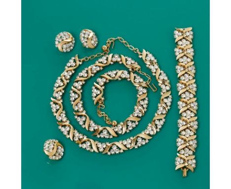 TRIFARI - Vintage Parure ( 4 Teile)Zwei Colliers, Armband und Paar Ohrclips Trifari, New York; Um 1980. Metall, Goldfarben. S