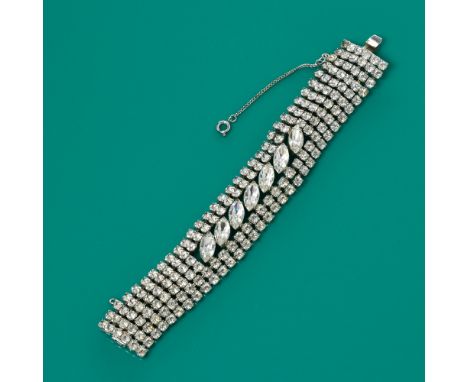 WEISS - Vintage Strass-ArmbandAlbert Weiss, New York, USA. Um 1970-1990. Metall, Silberfarben. Strass. L. 18 cm. B. 2,5 cm. A