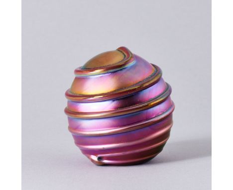 Paperweight "Spiral" - Peter VizzusiMAGIC SANDS GLASS STUDIO Peter Vizzusi, Aptos Kalifornien USA. Dunkles Glas. Auf geschmol