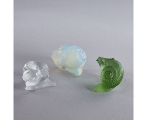 3 Schnecken aus unterschiedlichem GlasLalique, Wingen-sur-Moder. Farbloses Glas, Opalglas (11755) und grünes Glas (11756), fo