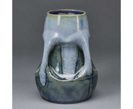 Vase mit 4 aus der Masse gearbeiteten HenkelnKunst- und Brauntöpferei Hugo Reinhold, Bunzlau / Schlesien um 1926. Keramik, he