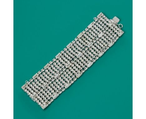 WEISS - breites Vintage Strass-ArmbandAlbert Weiss, New York, USA. Um 1970-1990. Metall, Silberfarben. Strass. L. 17,5 cm. B.