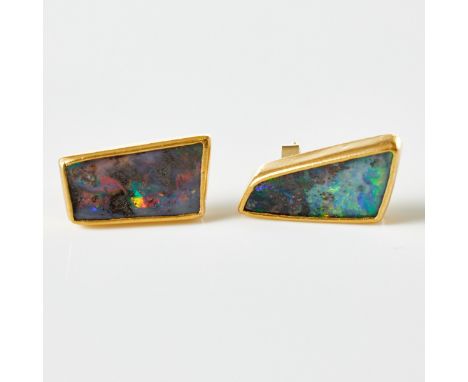 Paar asymmetrische Opal-Ohrringe750/- Gelbgold, gestemp. Gewicht: 6 g. 2 Opale. L. 1,7-1,8 cm. B. 0,9 cm. Stecker. Sehr guter