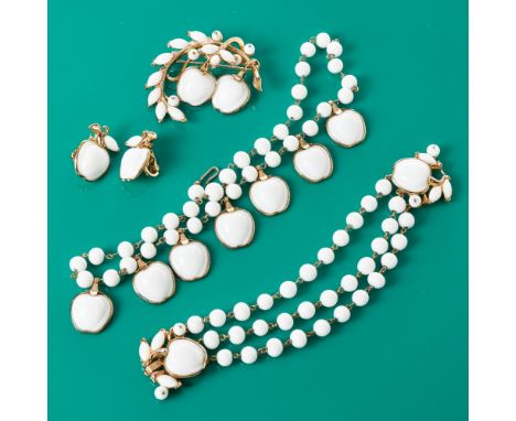 TRIFARI - Vintage Parure mit weißen Äpfeln (4 Teile)Collier, Armband, Paar Ohrclips und Brosche Alfred Philippe Crown Trifari