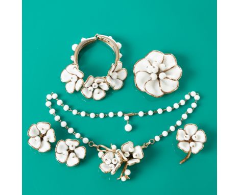 TRIFARI - Vintage Blumen-Parure mit weißen Camellia-Blüten (5 Teile)Collier, Armband, Paar Ohrclips und große und kleine Bros