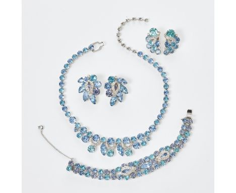 EISENBERG - Vintage Parure in AquamarinblauArmband, Collier und zwei Paar Ohrringe Fa. Eisenberg, USA. Um 1950/1960. Metall. 