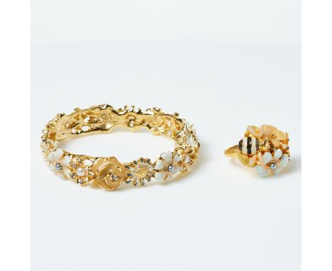 KJLANE - Vintage - Blüten-SetArmreif und Ring Kenneth Jay Lane, USA. Metall, Goldfarben. Kunstperlen, weißer Strass, Emaille.