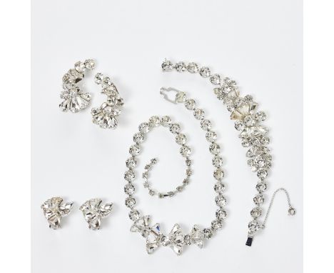EISENBERG - Vintage ParureArmband, Collier und zwei Paar Ohrringe Fa. Eisenberg, USA. Um 1950/1960. Metall. Strass. Collier-L
