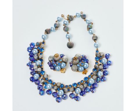 KRAMER - Vintage Set in Blau (2 Teile)Collier und Paar Ohrclips Louis Kramer, New York. Metall, Goldfarben. Blaue Strass-Stei