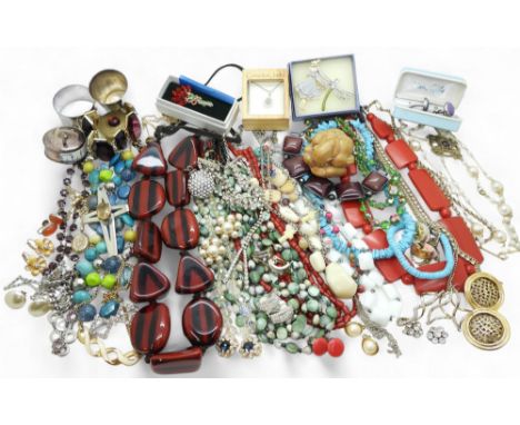 Collection of costume jewellery to include a variety of beaded necklaces, vintage brooches and others... Condition Report:No 