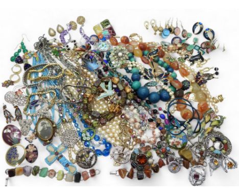 Collection of costume jewellery, to include Scottish style brooches marked Mizpah and Hollywood, together with vintage enamel