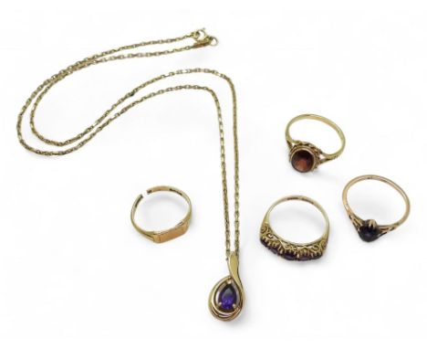 A 9ct gold amethyst pendant and 45cm chain, together with four 9ct gold rings, a single stone amethyst, size P, five stone M1