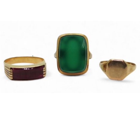 A yellow metal mounted agate ring, size K, together with a red gem set ring with continental hallmarks, size M, and a broken 