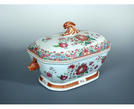 A late 18th/early 19th century export soup tureen and cover, the latter with red and gilt rocaille handle surrounded by flowe