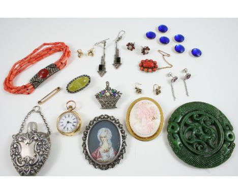 A QUANTITY OF JEWELLERY including a Georgian coral and gold brooch, a pair of garnet and diamond cluster stud earrings, a 9ct