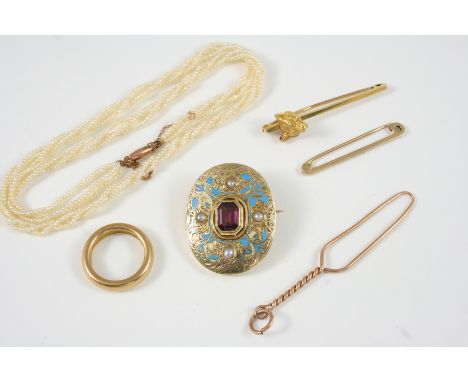 A QUANTITY OF JEWELLERY including an enamel and gold oval mourning brooch, a 22ct. gold wedding band, 9.6 grams, a seed pearl