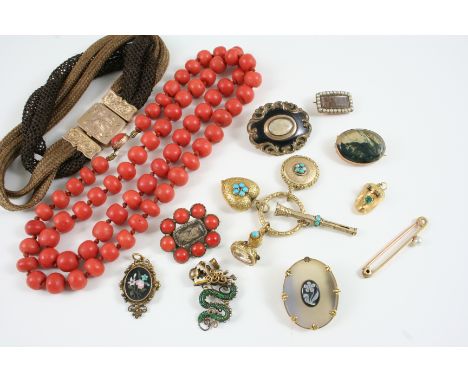 A QUANTITY OF JEWELLERY including a Georgian coral and gold mourning brooch, a Victorian gold foliate bolt ring suspending a 