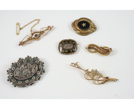 A GEORGIAN BLACK ENAMEL AND GOLD MOURNING BROOCH the centre section containing hair, 2.5cm. wide, a gold and seed pearl folia