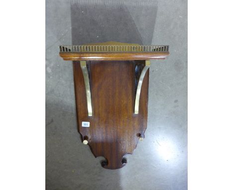 A mahogany and brass clock wall bracket - Height 57cm x 32cm x 18cm deppt