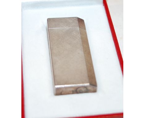 A Must de Cartier plated pocket cigarette lighter, of textured rectangular form, in fitted box, with paperwork and outer slee