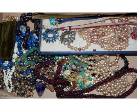 A mixed lot of costume jewellery to include lapis lazuli necklace, faux pearl necklace, polished amethyst pendant etc