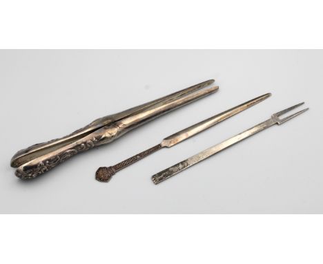 A pair of Victorian silver glove stretches, William Comyns &amp; Sons, London, 1897, of typical form, foliate scroll &amp; bi