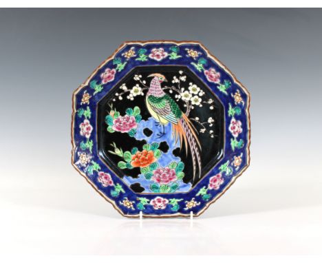 A Chinese porcelain octagonal famille rose dish, 19th / early 20th century, with barbed rim, painted in polychrome enamels wi