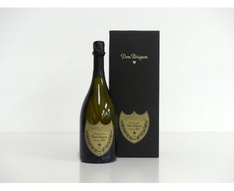 1 bt Dom Pérignon 2009 level with base of foil in presentation case